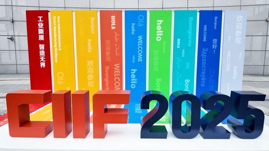 雙機(jī)型出擊！華工激光三維五軸激光裝備閃耀工博會(huì)